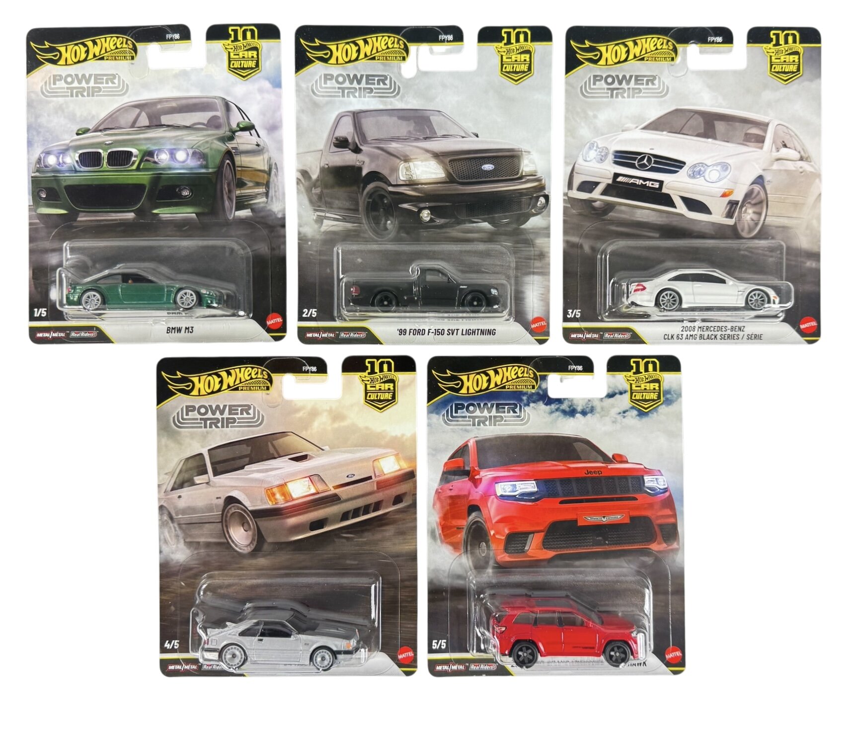 Zestaw pięciu metalowych modeli samochodów Hot Wheels Premium Power Trip, każdy w osobnym opakowaniu z grafiką przedstawiającą odpowiedni pojazd. Modele to: BMW M3, \'99 Ford F-150 SVT Lightning, 2008 Mercedes-Benz CLK 63 AMG Black Series, Ford Mustang i Dodge Charger SRT.