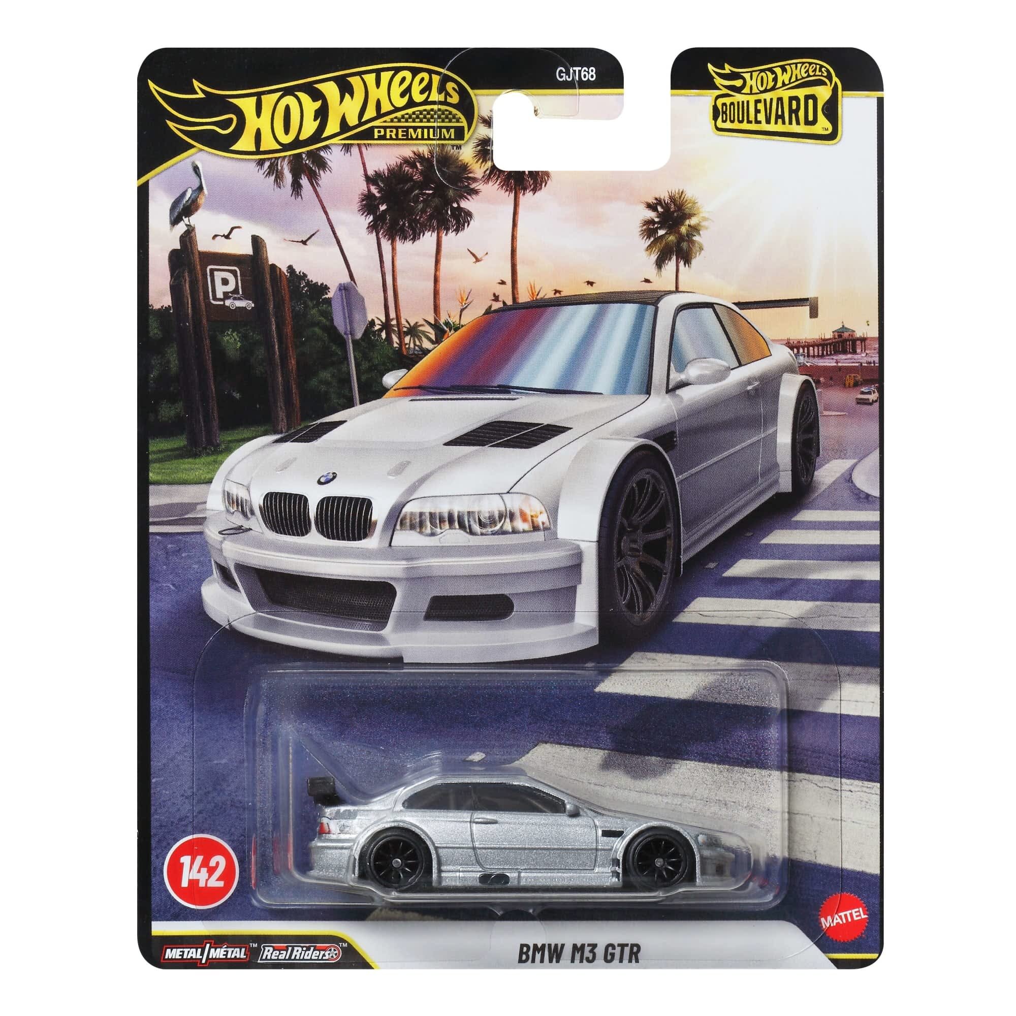 Opakowanie z modelem samochodu Hot Wheels Premium Boulevard, przedstawiające srebrny samochód BMW M3 GTR. Na opakowaniu widoczne są napisy: \'Hot Wheels Premium\', \'Boulevard\', \'GJT68\', \'142\', \'Metal/Metal\', \'Real Riders\', \'BMW M3 GTR\'.