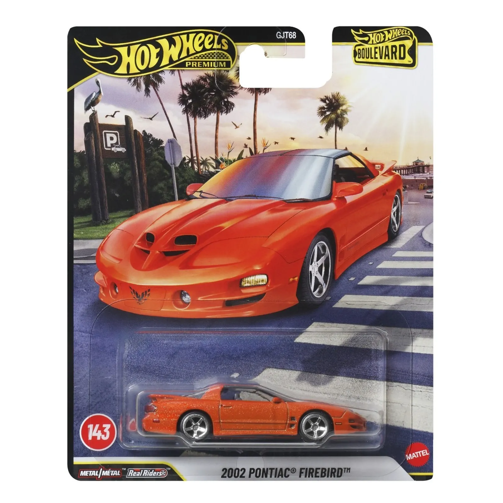 Opakowanie z modelem samochodu Hot Wheels Premium Boulevard, przedstawiające pomarańczowy samochód 2002 Pontiac Firebird. Na opakowaniu widoczne są napisy: \'Hot Wheels Premium\', \'Boulevard\', \'GJT68\', \'143\', \'Metal/Metal\', \'Real Riders\', \'2002 Pontiac Firebird\'.