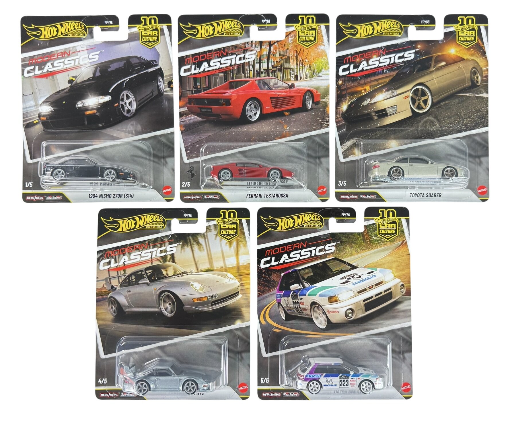 Zestaw pięciu modeli samochodów Hot Wheels Premium Modern Classics, każdy w osobnym opakowaniu z grafiką przedstawiającą odpowiedni pojazd. Widoczne modele to: 1994 Nissan 300ZX (Z32), Ferrari Testarossa, Toyota Soarer, Porsche 911 GT2 i BMW M3 E30.