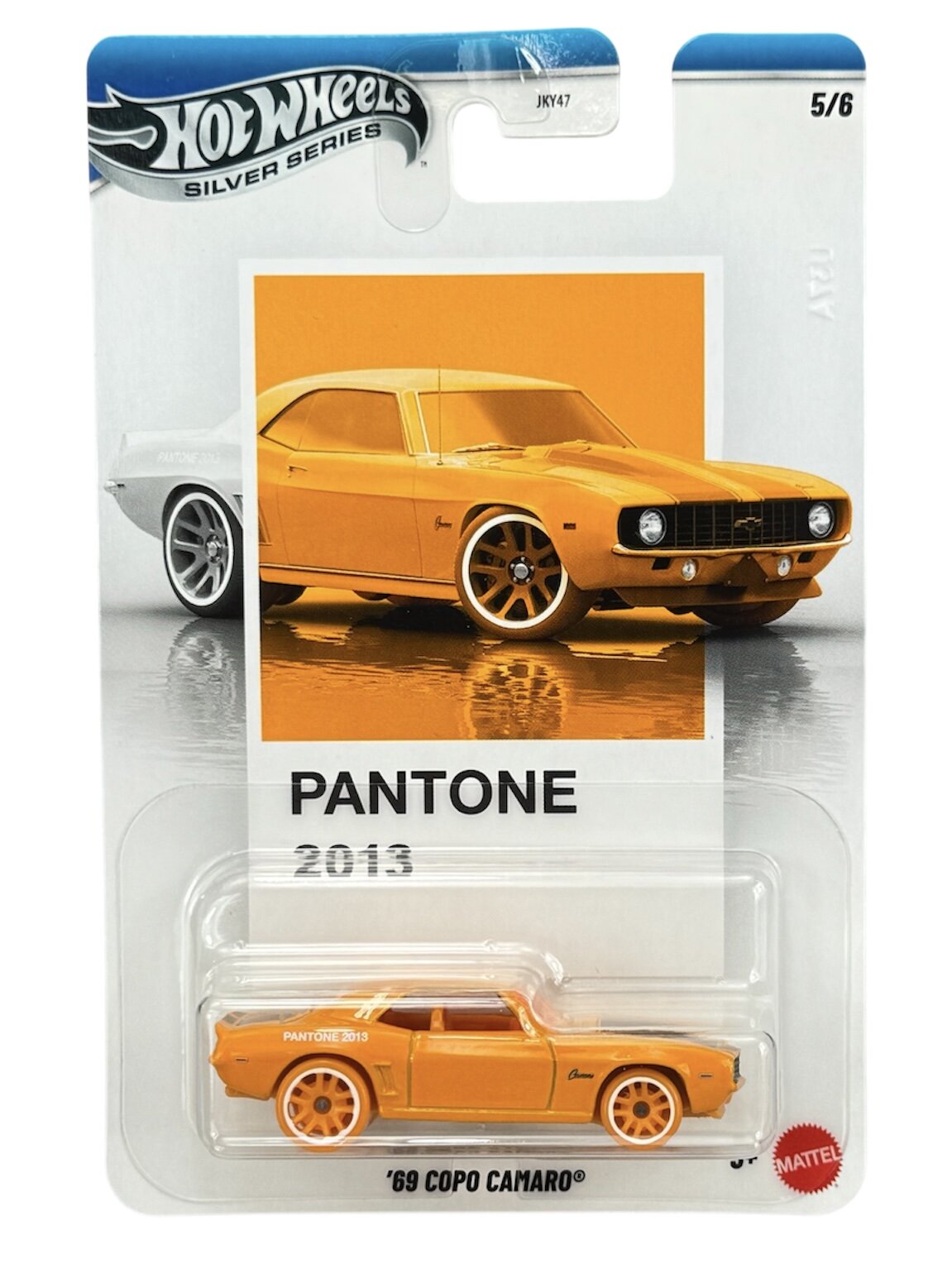 Opakowanie z modelem samochodu Hot Wheels w kolorze pomarańczowym, z napisem \'PANTONE 2013\' oraz \'69 COPO CAMARO\'. Widoczne logo \'Mattel\' i \'Hot Wheels Silver Series\'.
