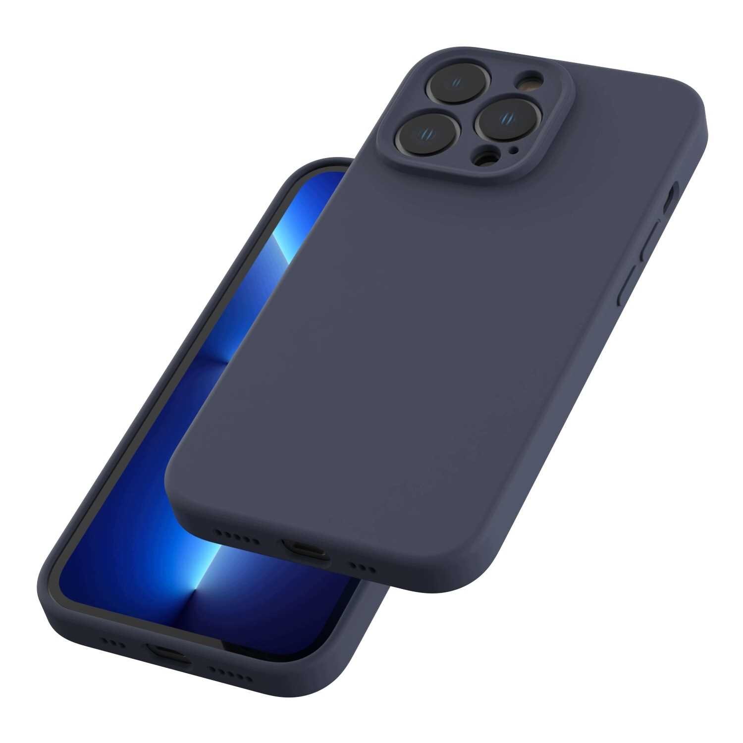 Na obrazie widoczne jest silikonowe etui w kolorze niebieskim, przeznaczone do iPhone 13 Pro. Etui posiada wycięcia na aparat i przyciski boczne.