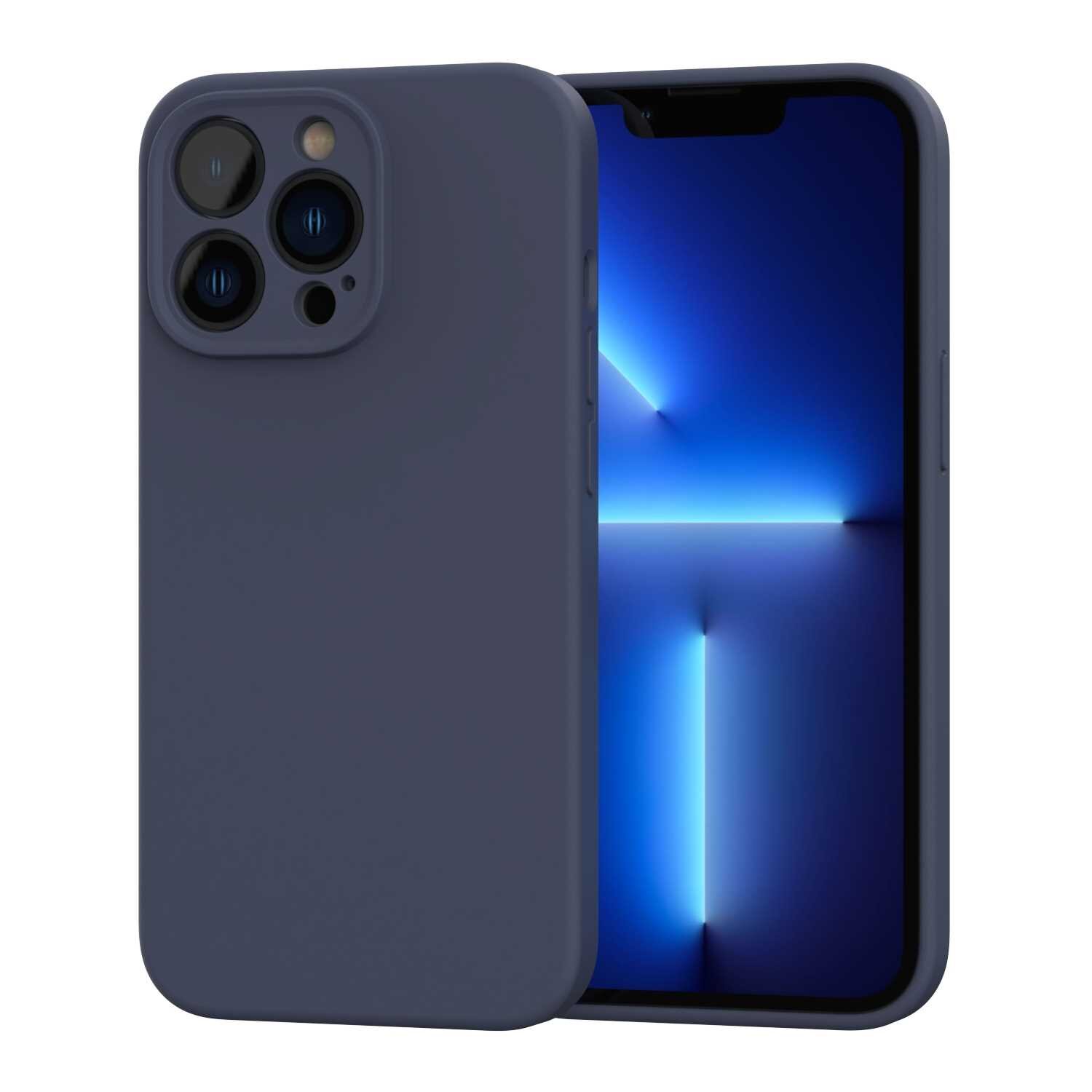 Na obrazie widoczne jest niebieskie silikonowe etui na telefon z trzema otworami na aparaty. Obok etui znajduje się telefon z wyświetlaczem pokazującym niebieski wzór świetlny.