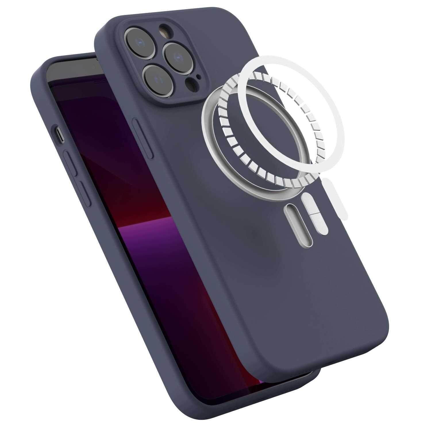 Silikonowe etui magnetyczne w kolorze niebieskim z funkcją MagSafe, przeznaczone do iPhone 13 Pro Max. Etui posiada wycięcia na aparat i przyciski boczne.