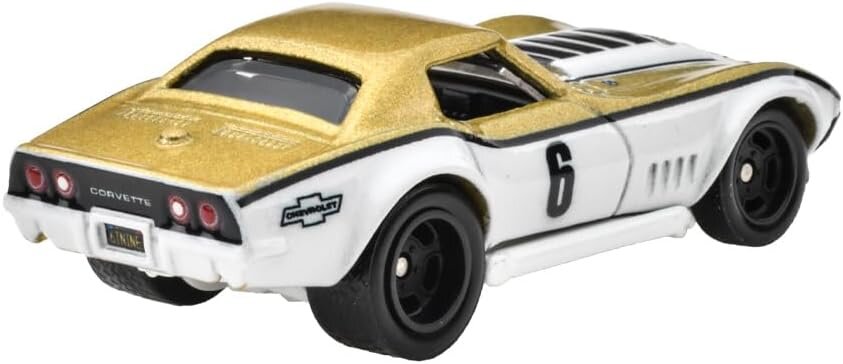 Model samochodu w kolorze złoto-białym z numerem 6 na boku. Na tylnej części widoczne są napisy \'CORVETTE\' i logo \'CHEVROLET\'.
