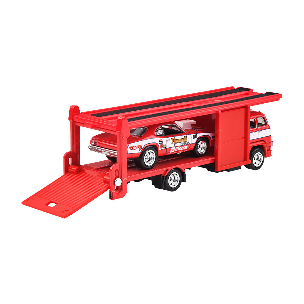 Czerwony model ciężarówki z rampą, na której znajduje się czerwony samochód wyścigowy z napisami \'Plymouth\' i \'mopar\'.