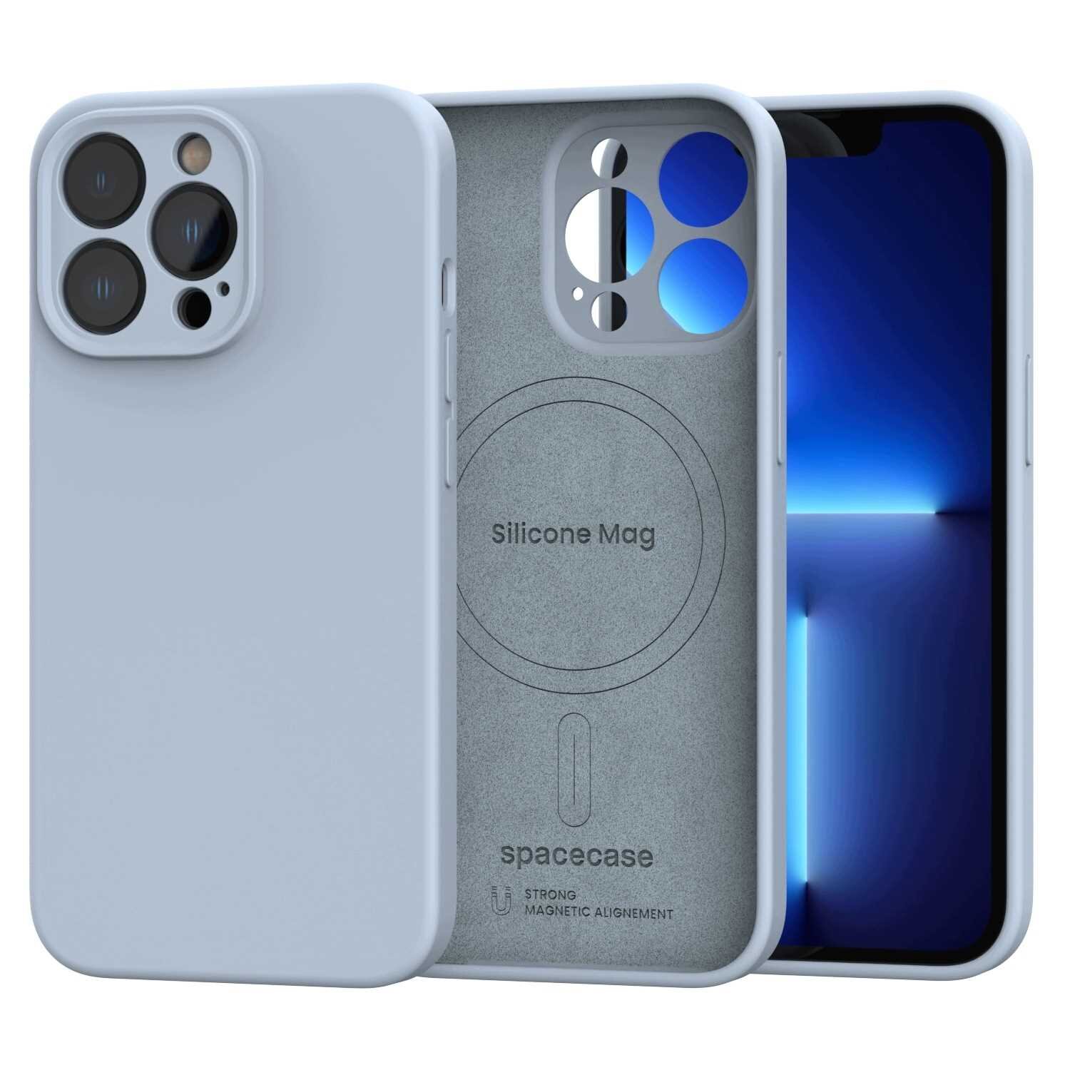 Na obrazie widoczne jest silikonowe etui w kolorze niebieskim, przeznaczone do iPhone 13 Pro. Na wewnętrznej stronie etui znajduje się napis \'Silicone Mag\' oraz logo \'spacecase\'.