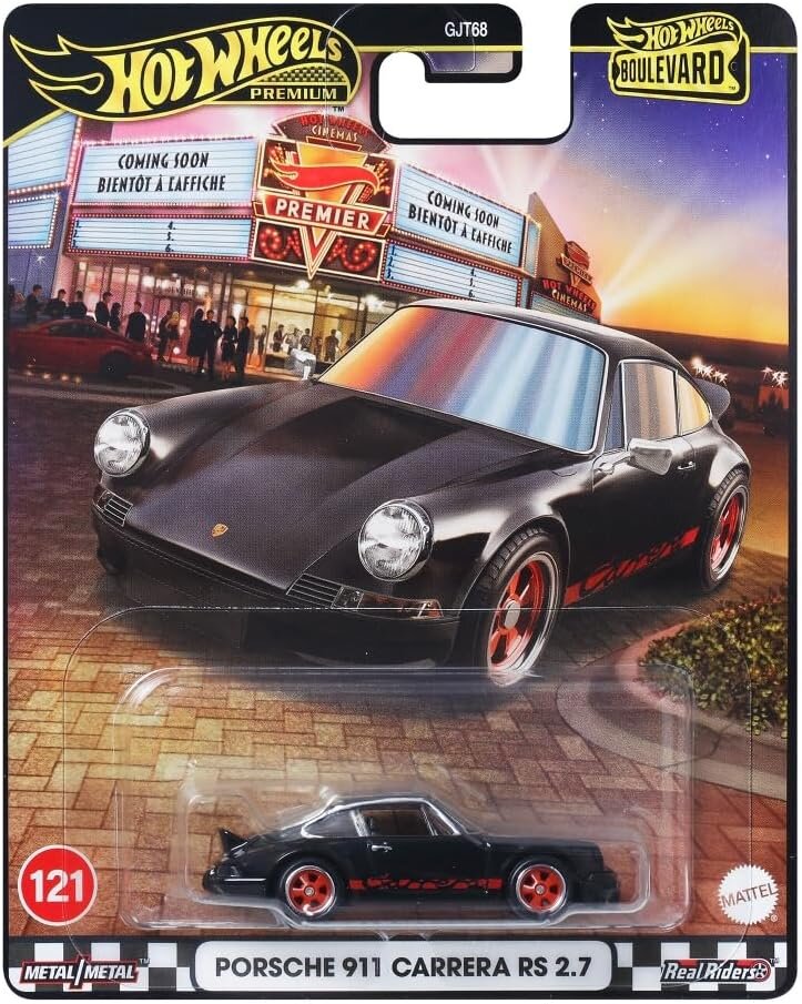Opakowanie modelu samochodu Hot Wheels Porsche 911 Carrera RS 2.7 z czarnym nadwoziem i czerwonymi felgami. W tle widoczny jest budynek kina z neonami \'COMING SOON\' i \'PREMIER\'.