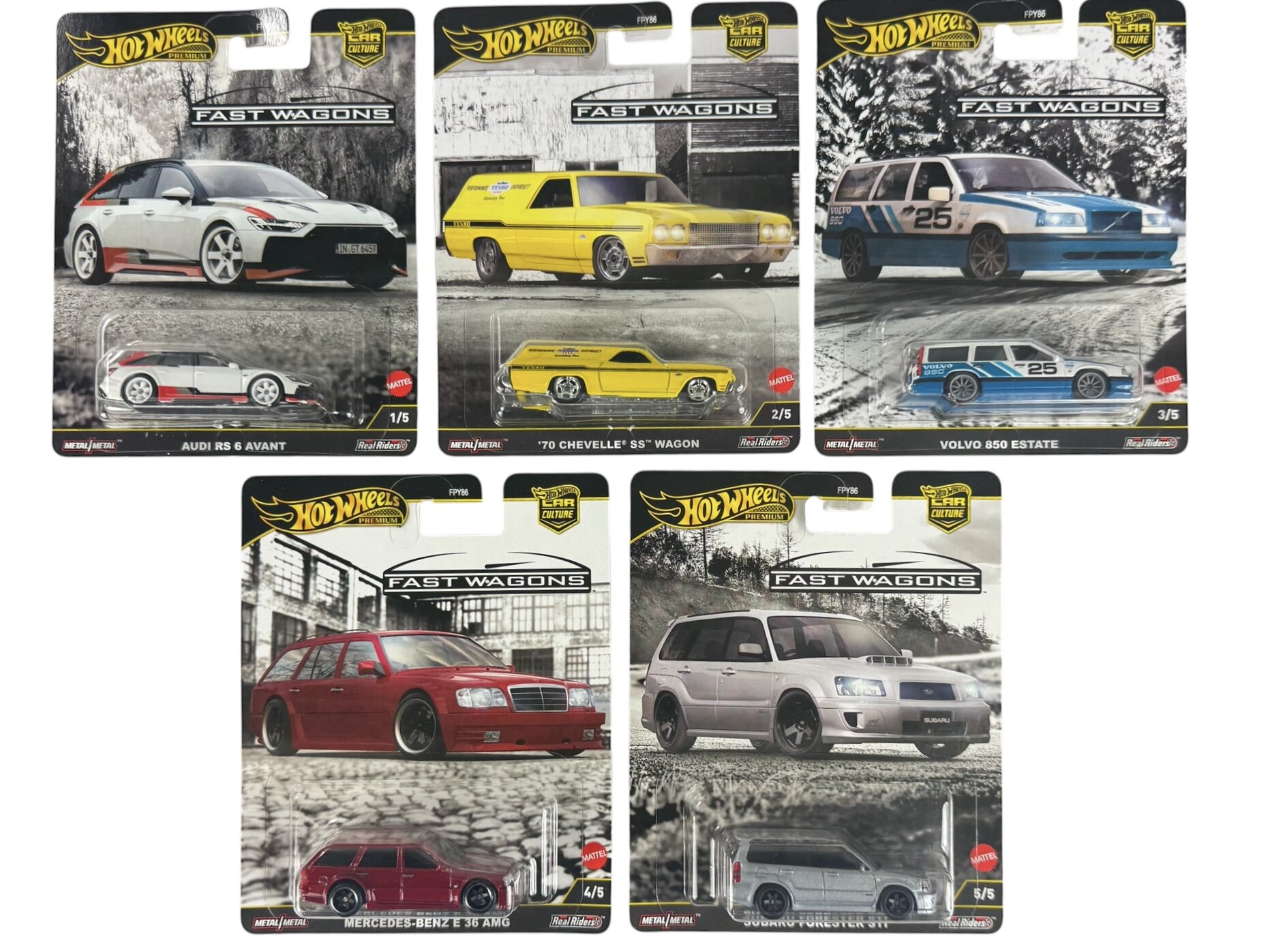 Zestaw pięciu modeli samochodów Hot Wheels Premium Fast Wagons, każdy w osobnym opakowaniu z widocznymi nazwami: Audi RS 6 Avant, \'70 Chevelle SS Wagon, Volvo 850 Estate, Mercedes-Benz E 36 AMG, Subaru Forester XT. Opakowania mają czarno-szare tło z logo Hot Wheels i napisem \'Fast Wagons\'.