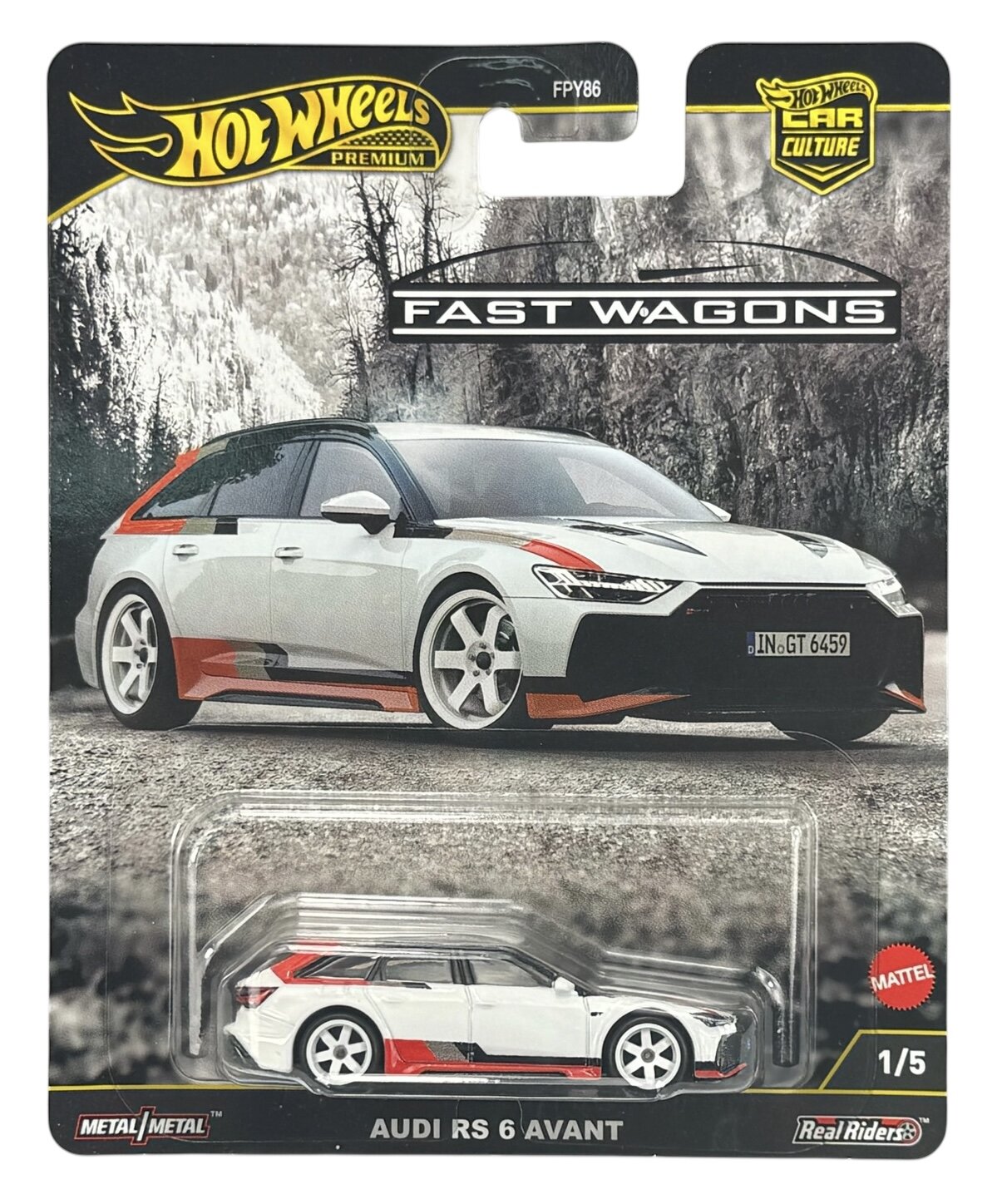 Opakowanie z modelem samochodu Hot Wheels Premium Fast Wagons, przedstawiające biało-czerwony samochód Audi RS 6 Avant. Na opakowaniu widoczne są napisy: \'FAST WAGONS\', \'AUDI RS 6 AVANT\', \'Metal/Metal\', \'Real Riders\', oraz logo Hot Wheels i Mattel.