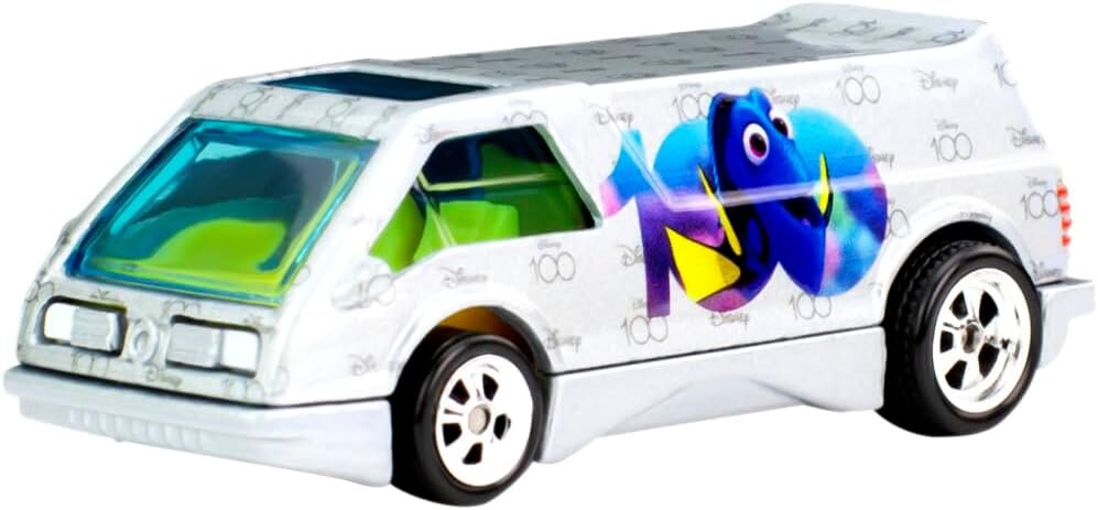Model metalowego samochodu w kolorze białym z grafiką przedstawiającą postać z filmu animowanego. Na powierzchni widoczne są napisy \'Disney 100\'.