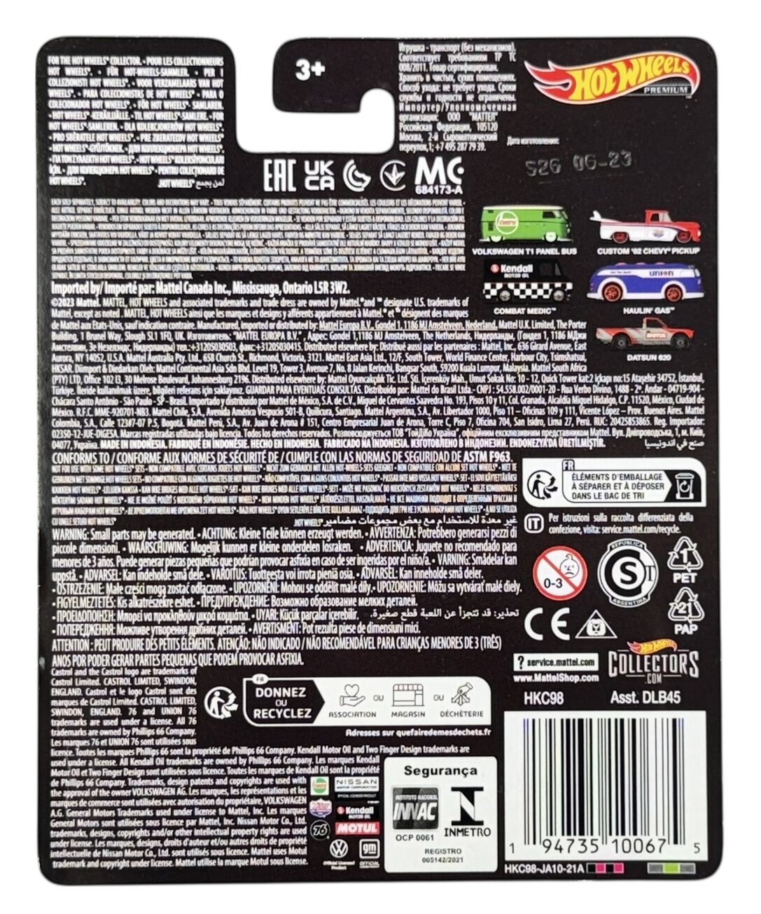 Opakowanie zabawki Hot Wheels z logo i grafiką przedstawiającą różne modele samochodów. Widoczny jest tekst ostrzegawczy w kilku językach oraz informacje o producencie i kodzie produktu HKC98.