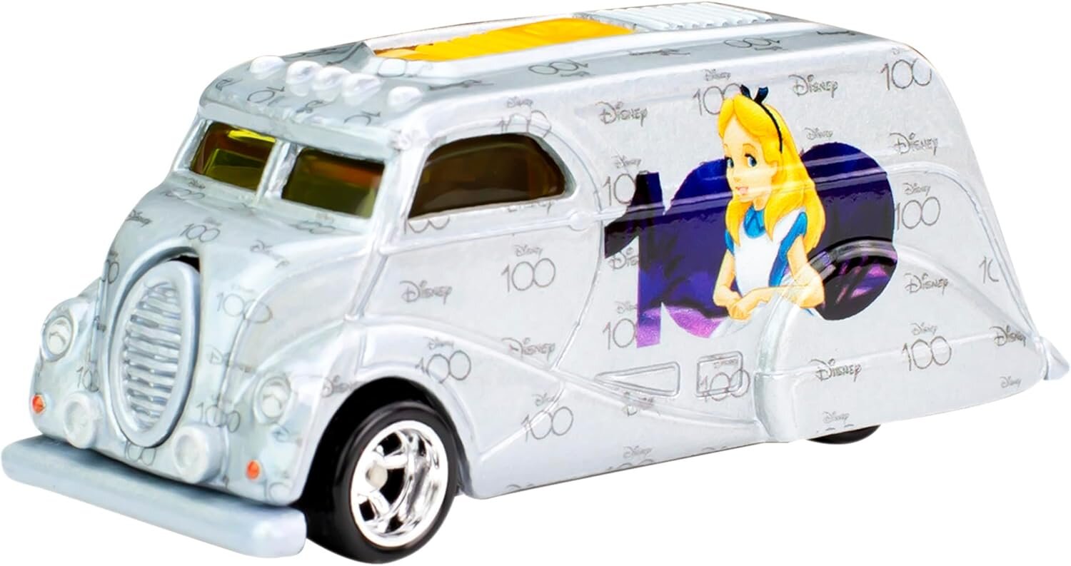 Metalowy model samochodu z grafiką przedstawiającą postać z Alicji w Krainie Czarów oraz napisy \'Disney 100\'. Samochód ma srebrny kolor z żółtymi i fioletowymi akcentami oraz chromowane koła.