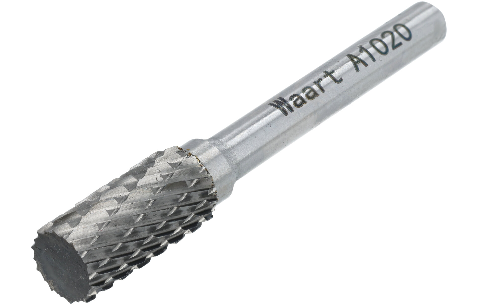 Metalowy frez trzpieniowy z napisem \'Waart A1020\' na trzpieniu. Narzędzie ma spiralne ostrza do obróbki metalu.