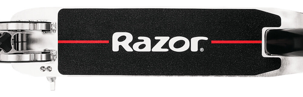 Hulajnoga RAZOR A6 13073013 Srebrno-czarny zbliżenie na platformę na białym tle lekka platforma z wysokiej jakości aluminium antypoślizgowa powierzchnia szeroki podest o wymiarach 57 x 11 cm bezpieczne użytkowanie makymalna waga użytkowanika do 100 kg solidność komfort