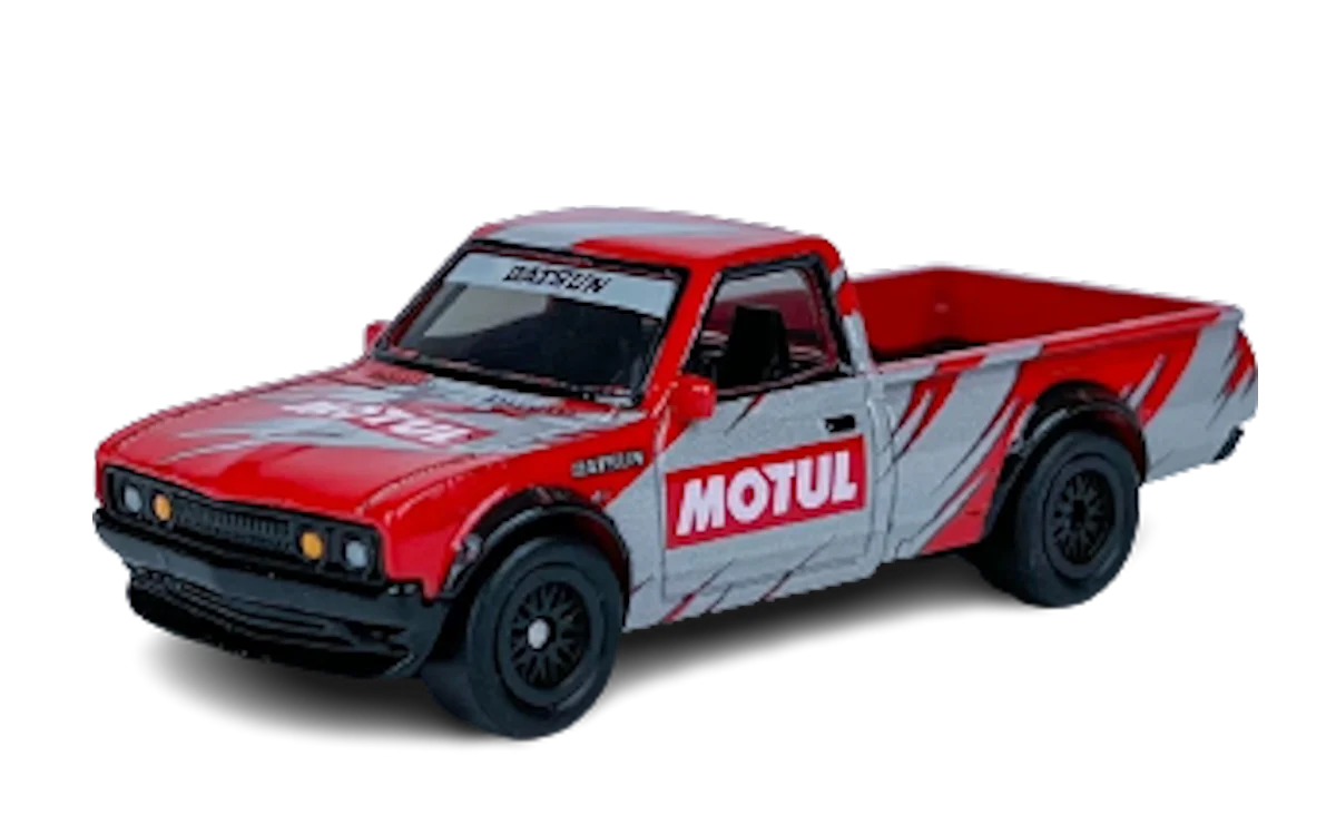 Model samochodu w kolorze czerwonym z białymi i szarymi wzorami, z widocznym logo \'MOTUL\' na boku. Na przedniej szybie znajduje się napis \'DATSUN\'.