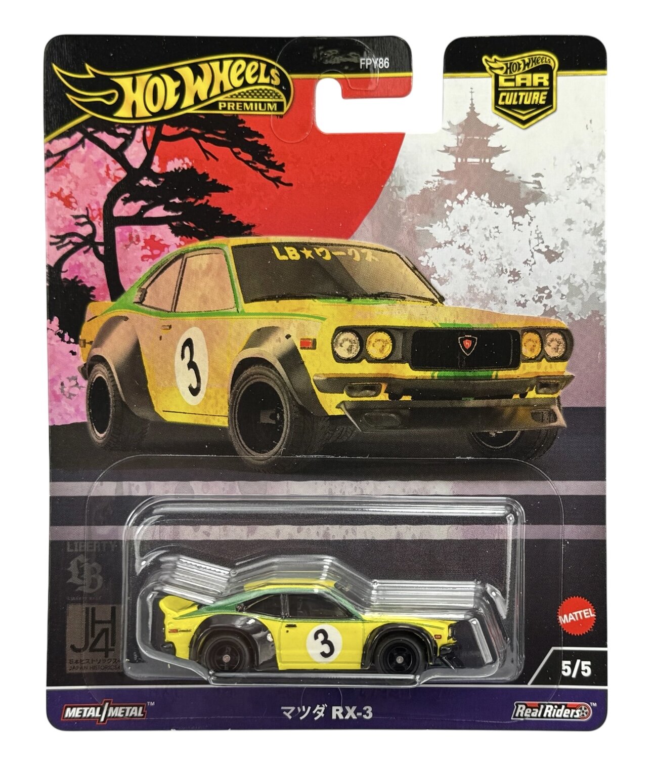 Opakowanie z modelem samochodu Hot Wheels Premium, przedstawiające żółty samochód z numerem 3 na tle japońskiego krajobrazu. Na opakowaniu widoczne są napisy: \'Hot Wheels Premium\', \'マツダ RX-3\', \'Metal/Metal\', \'Real Riders\', oraz logo Mattel.
