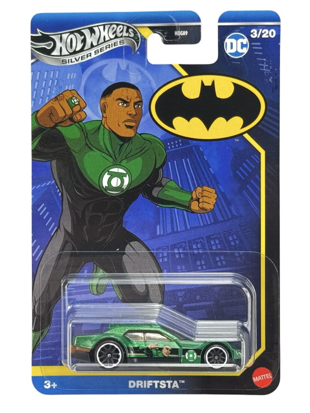 Opakowanie z zabawkowym samochodem Hot Wheels Driftsta, przedstawiające postać w zielonym stroju z logo Green Lantern oraz logo Batmana. Na opakowaniu widnieje napis \'Hot Wheels Silver Series\', \'3/20\', \'DRIFTSTA\', oraz logo \'Mattel\'.