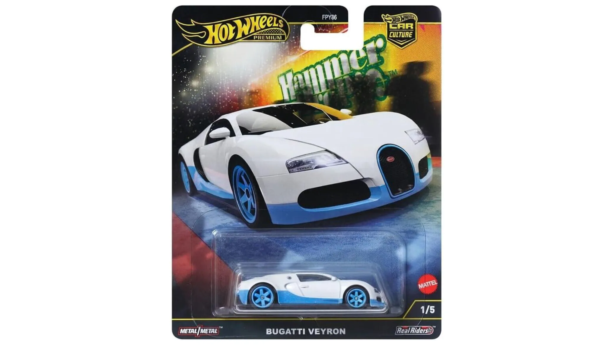 Opakowanie z modelem samochodu Hot Wheels Premium przedstawiające biało-niebieski samochód Bugatti Veyron. Widoczne napisy to: \'Hot Wheels Premium\', \'Hammer\', \'Metal/Metal\', \'Bugatti Veyron\', \'1/5\', \'Mattel\'.