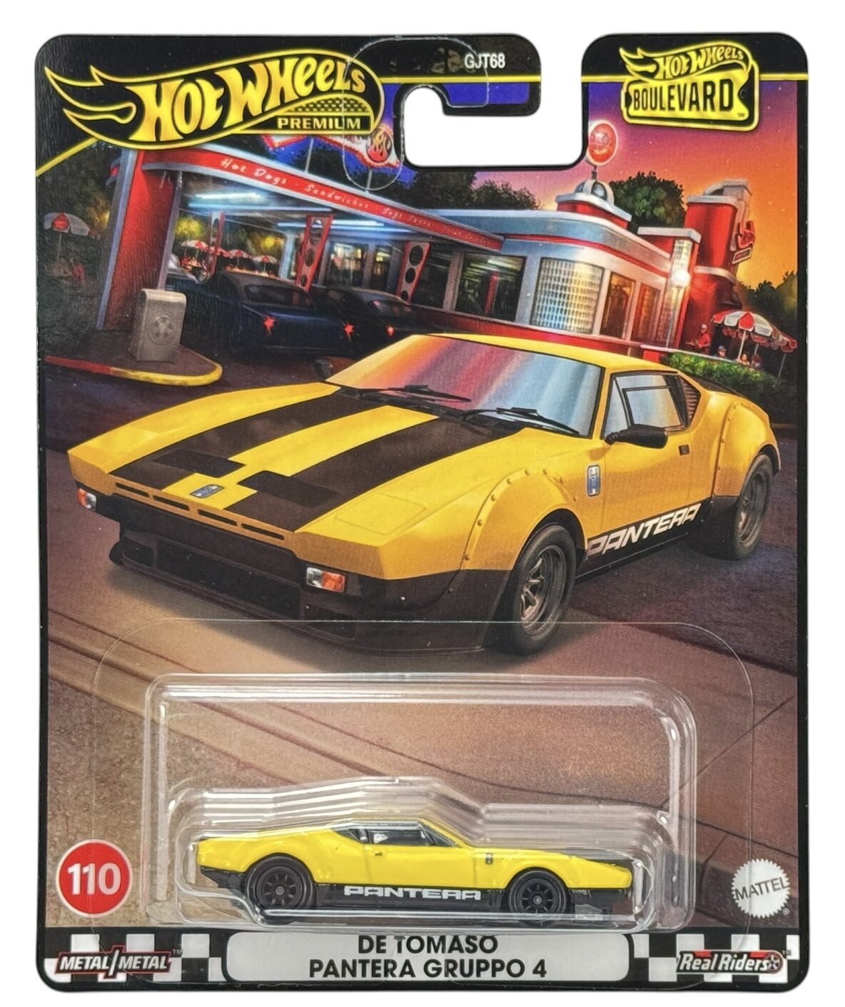 Opakowanie z modelem samochodu Hot Wheels Premium Boulevard, przedstawiające żółty samochód z czarnymi pasami i napisem \'Pantera\'. Widoczny tekst: \'De Tomaso Pantera Gruppo 4\', \'Metal/Metal\', \'Real Riders\'.