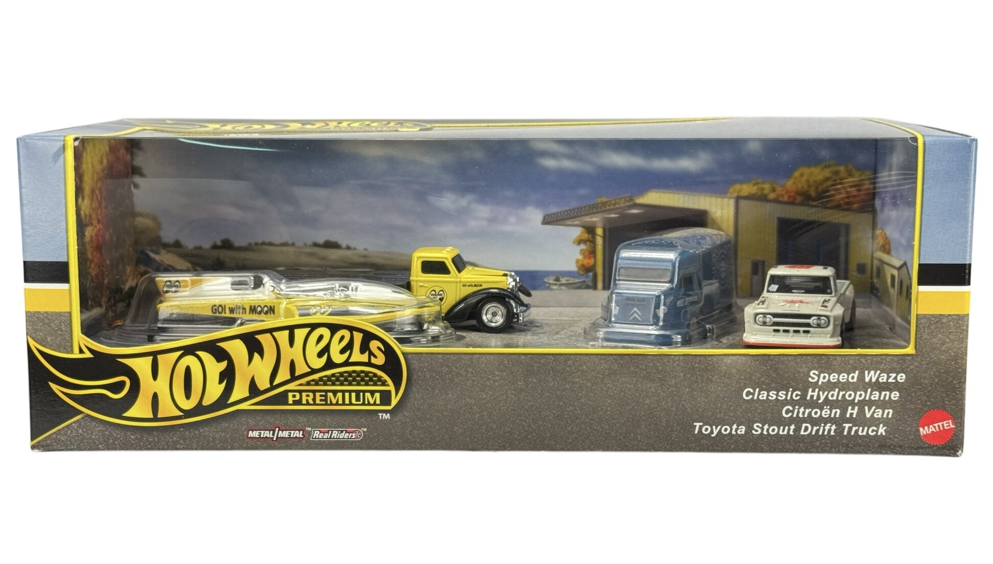 Zestaw Hot Wheels Premium zawiera cztery modele pojazdów: Speed Waze, Classic Hydroplane, Citroën H Van i Toyota Stout Drift Truck, zapakowane w pudełko z przezroczystym frontem. Na opakowaniu widoczne jest logo Hot Wheels Premium oraz logo Mattel.