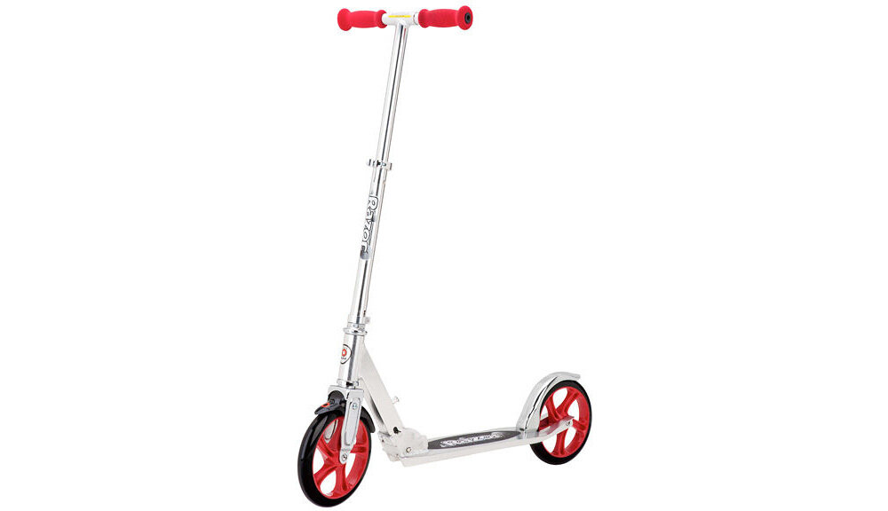 Hulajnoga RAZOR A5 Lux 13073001 Srebrny dla młodszych i starszych użytkowników prosty system składania nowoczesny design ciekawe wzornictwo z aluminium lekka wytrzymała w srebrnym kolorze dla osób powyżej 8 roku życia