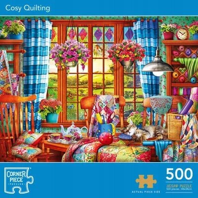 Kolorowa ilustracja przedstawia przytulne wnętrze z widokiem na krajobraz za oknem, z kwiatami, krzesłami i kotem na fotelu. Na dole widnieje napis \'Corner Piece Cosy Quilting 500 Jigsaw Puzzle\'.