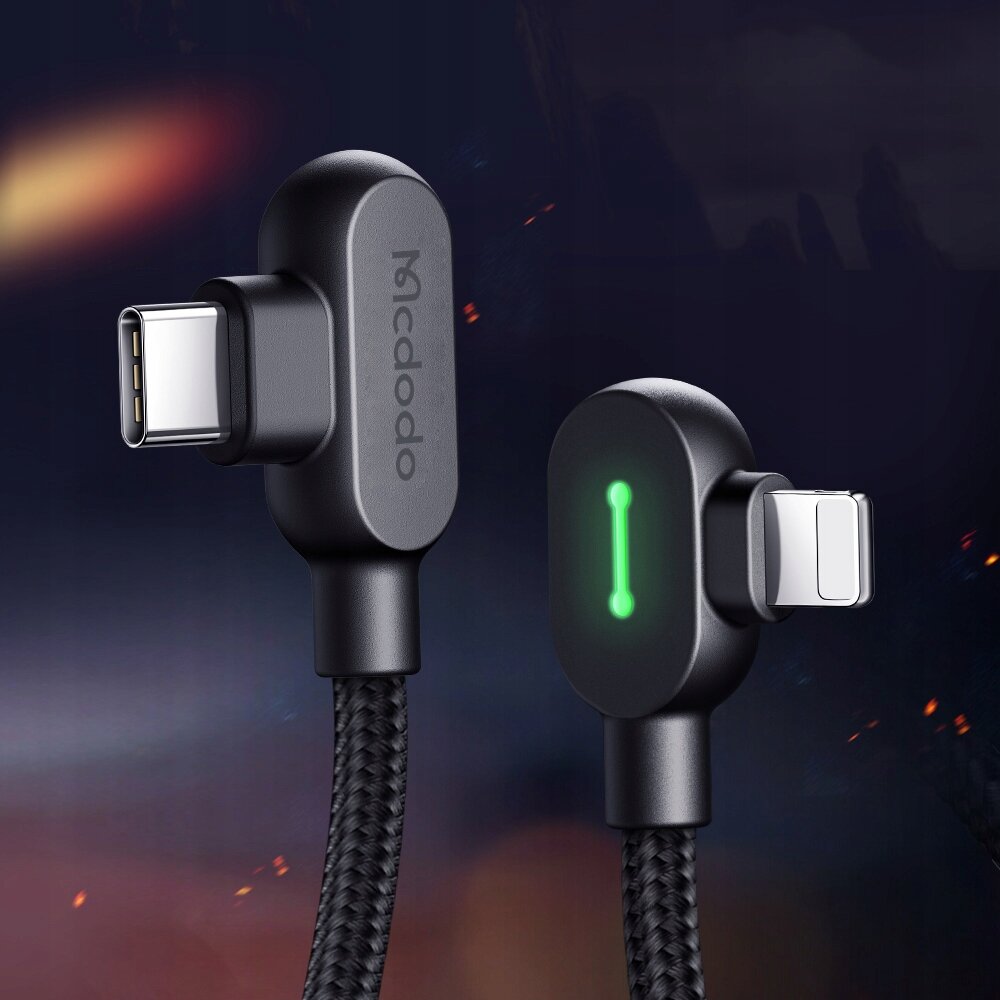 Na obrazie widoczny jest czarny kabel z dwoma końcówkami: USB-C i Lightning, z logo \'Mcdodo\'. Jedna z końcówek ma zielone podświetlenie w kształcie linii.