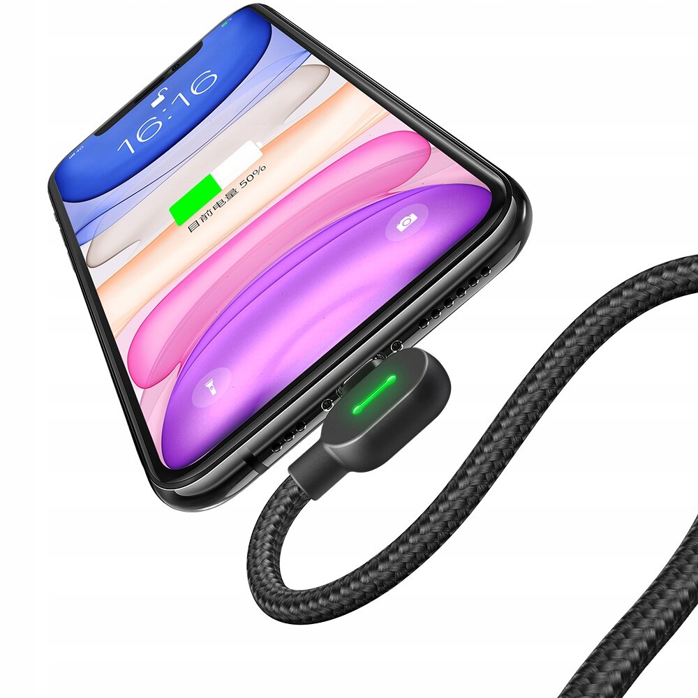 Na obrazie widać smartfon z kolorowym ekranem, do którego podłączony jest czarny kabel z zielonym wskaźnikiem LED. Na ekranie telefonu widoczny jest wskaźnik ładowania z napisem \'50%\'.