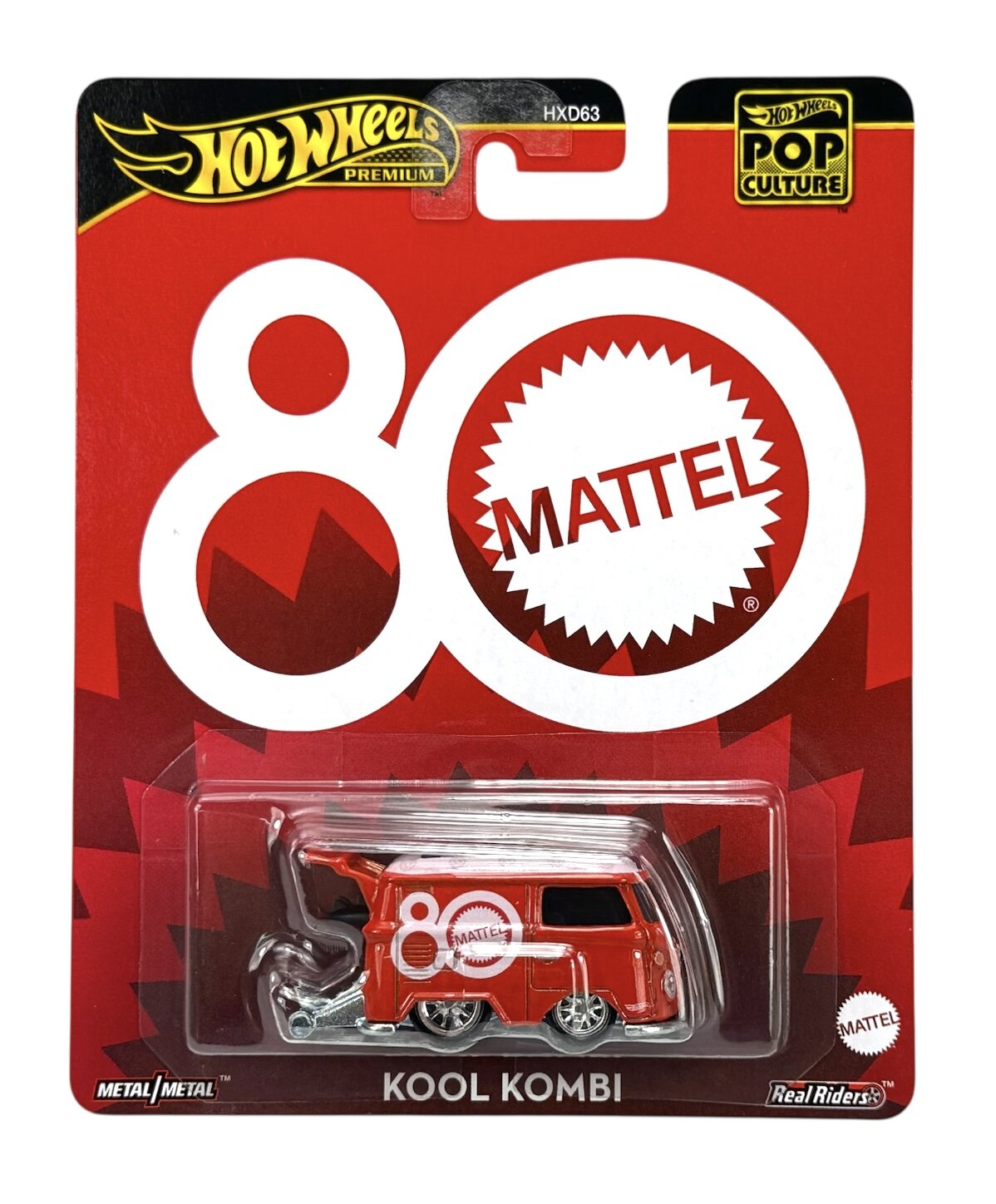 Opakowanie z modelem samochodu Hot Wheels Kool Kombi, z dużym logo \'80 Mattel\' na czerwonym tle. Na opakowaniu widoczne są napisy: \'Hot Wheels Premium\', \'Pop Culture\', \'Metal/Metal\', \'Kool Kombi\'.