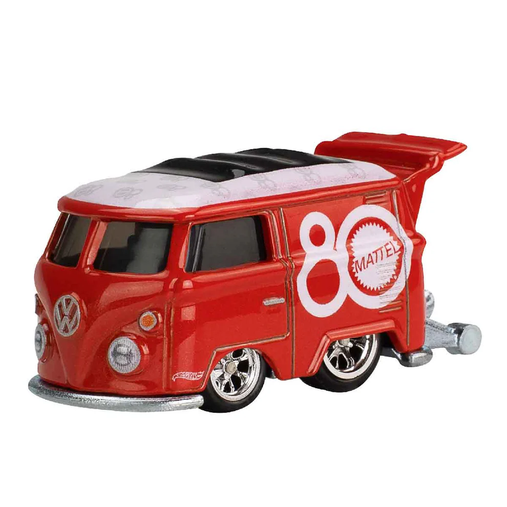 Czerwony model samochodu z logo \'80 Mattel\' na boku, posiada duży tylny spojler i chromowane felgi.