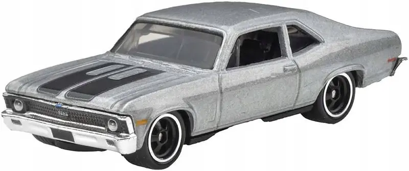 Model samochodu w kolorze srebrnym z czarnymi pasami na masce, przedstawiający Chevrolet Nova SS. Posiada czarne felgi z białymi obręczami.