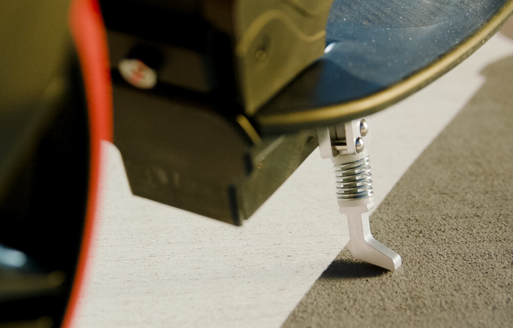 Hulajnoga RAZOR Carbon Lux 13073003 Czarny zbliżenie na stopkę składana stopka wytrzymała nóżka w centralnym punkcie ciężkości postój