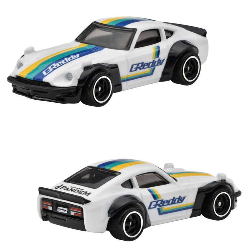 Dwa metalowe modele samochodów w kolorze białym z czarnymi detalami, ozdobione kolorowymi paskami i napisem \'GReddy\'. Na tylnej części jednego z modeli widoczny jest napis \'Pandem\'.