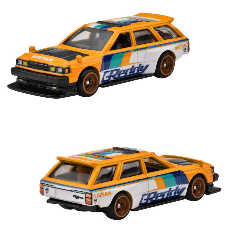 Dwa modele samochodów w skali, w kolorze pomarańczowym z czarnymi i białymi elementami, z napisami \'Nissan\' i \'Greddy\'. Samochody mają sportowy wygląd z detalami takimi jak spojlery i kolorowe pasy.
