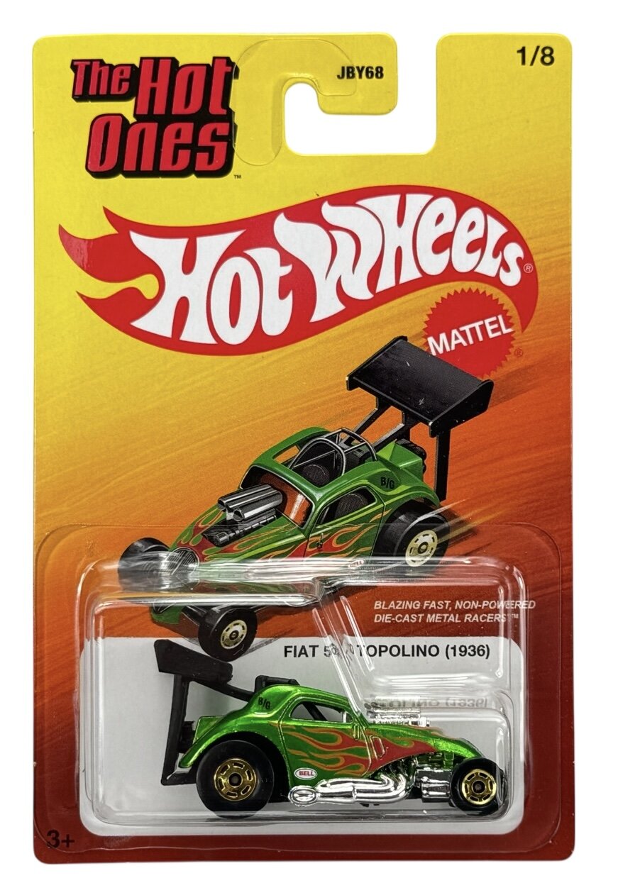 Opakowanie z modelem samochodu Hot Wheels, przedstawiające zielony samochód wyścigowy z płomieniami i dużym tylnym spojlerem. Na opakowaniu widnieje napis \'The Hot Ones\', \'Hot Wheels\', \'Mattel\', \'FIAT 500 TOPOLINO (1936)\', oraz \'BLAZING FAST, NON-POWERED DIE-CAST METAL RACER\'.