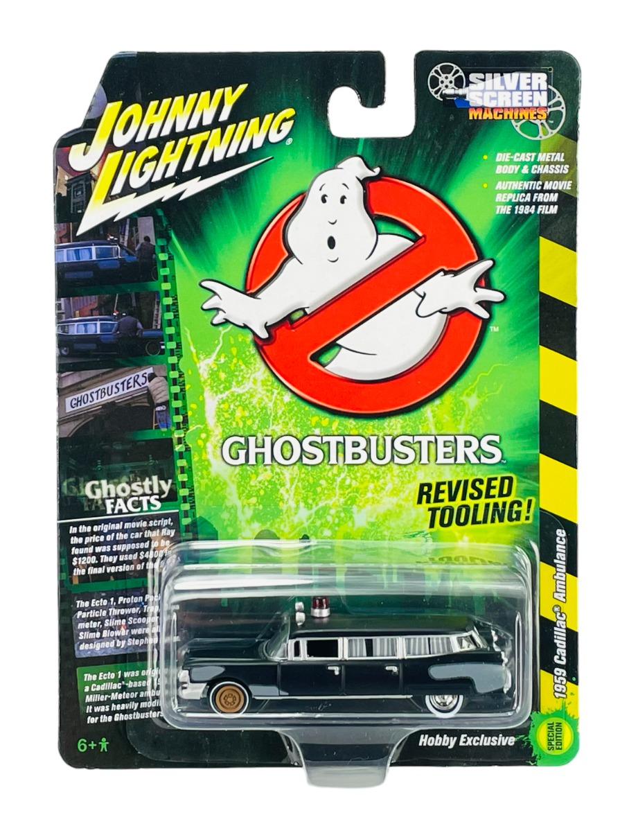 Opakowanie modelu samochodu z logo \'Johnny Lightning\' i grafiką z filmu \'Ghostbusters\'. W dolnej części znajduje się miniaturowy model czarnego Cadillaca z 1959 roku w przezroczystym opakowaniu.