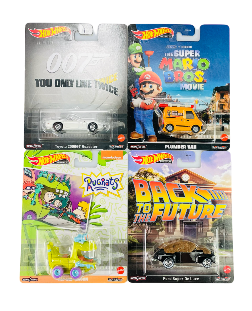 Zestaw czterech modeli samochodów Hot Wheels z serii Retro Entertainment 2023, w tym Toyota 2000GT Roadster, Plumber Van, pojazd z Rugrats oraz Ford Super De Luxe. Opakowania zawierają grafiki związane z filmami i serialami, takimi jak 007, The Super Mario Bros. Movie, Rugrats i Back to the Future.