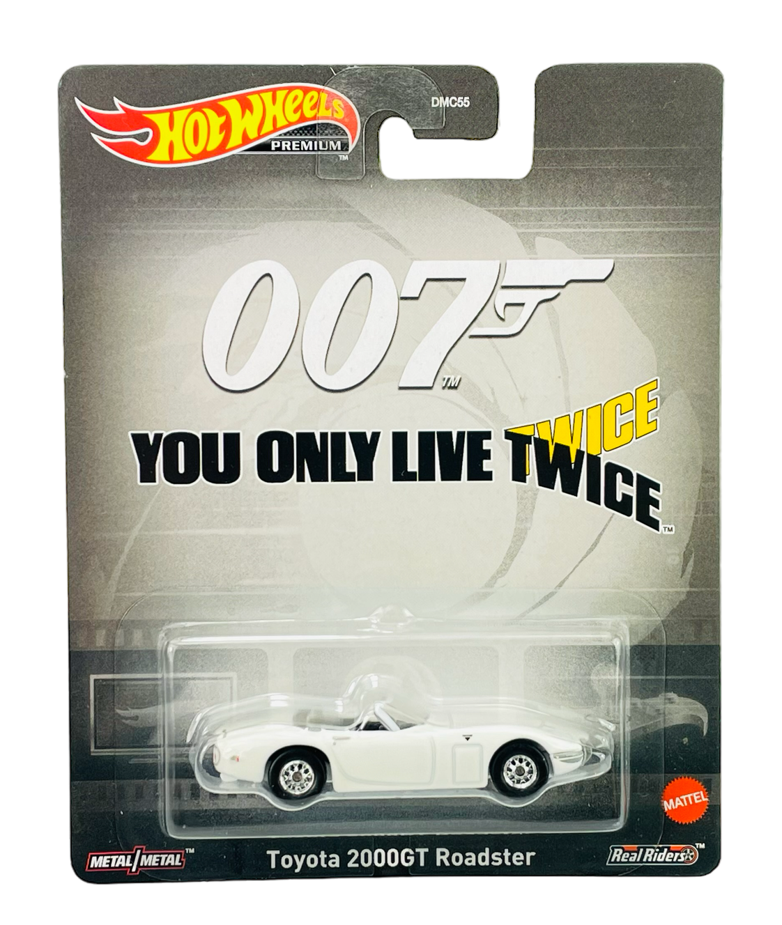Opakowanie z modelem samochodu Hot Wheels Premium, przedstawiające biały model Toyota 2000GT Roadster. Na opakowaniu widnieje napis \'007 You Only Live Twice\' oraz logo Hot Wheels i Mattel.
