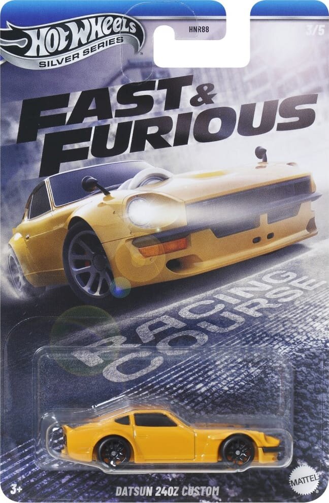 Opakowanie z modelem samochodu Hot Wheels, przedstawiające żółty samochód sportowy z napisem \'FAST & FURIOUS\'. Na dole opakowania widnieje napis \'DATSUN 240Z CUSTOM\'.