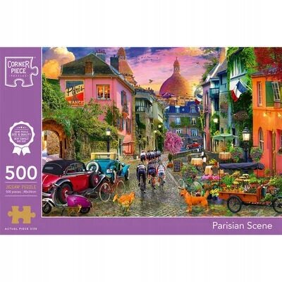 Obrazek przedstawia kolorową uliczkę z zabytkowymi budynkami, rowerzystami i zwierzętami, otoczoną zielenią i kwiatami. Na opakowaniu puzzli widnieje napis \'Corner Piece\', \'500 Jigsaw Puzzle\', \'Parisian Scene\'.