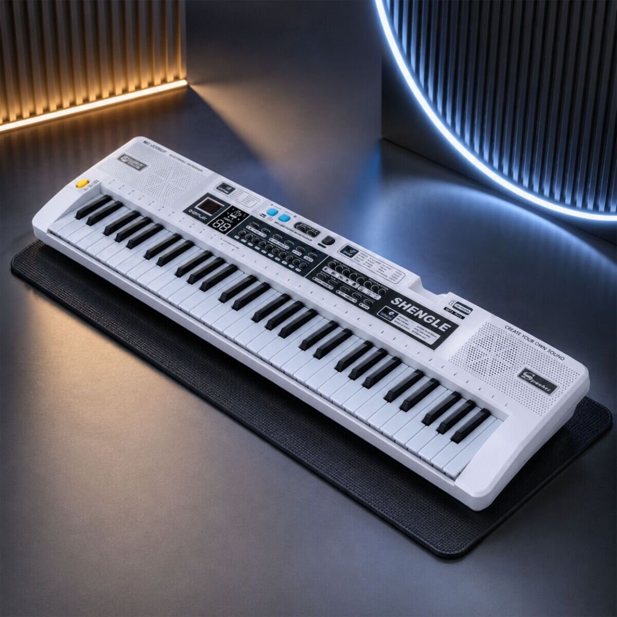 Na obrazie widoczny jest biały keyboard z 61 klawiszami, posiadający różne przyciski funkcyjne i wyświetlacz. Na keyboardzie znajduje się napis \'SHENGLE\' oraz \'GREAT FOR ONE SOUND\'.