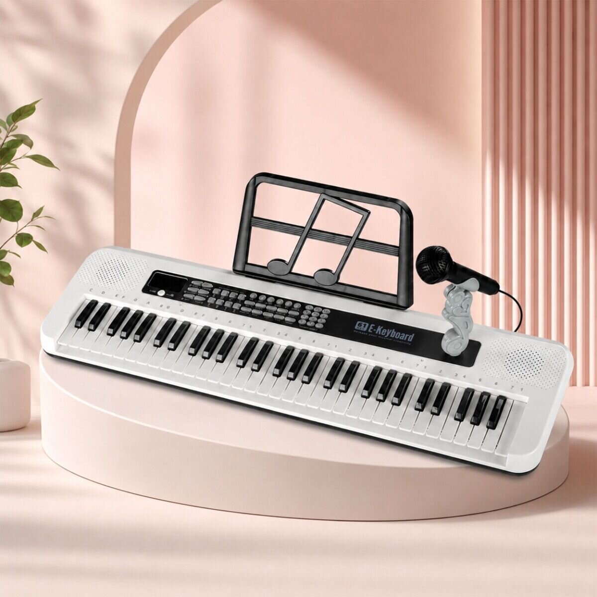 Na obrazie znajduje się biały keyboard z 61 klawiszami, stojący na okrągłej podstawie. Obok keyboardu znajduje się mikrofon, a w tle widoczny jest stojak na nuty z motywem nutowym.