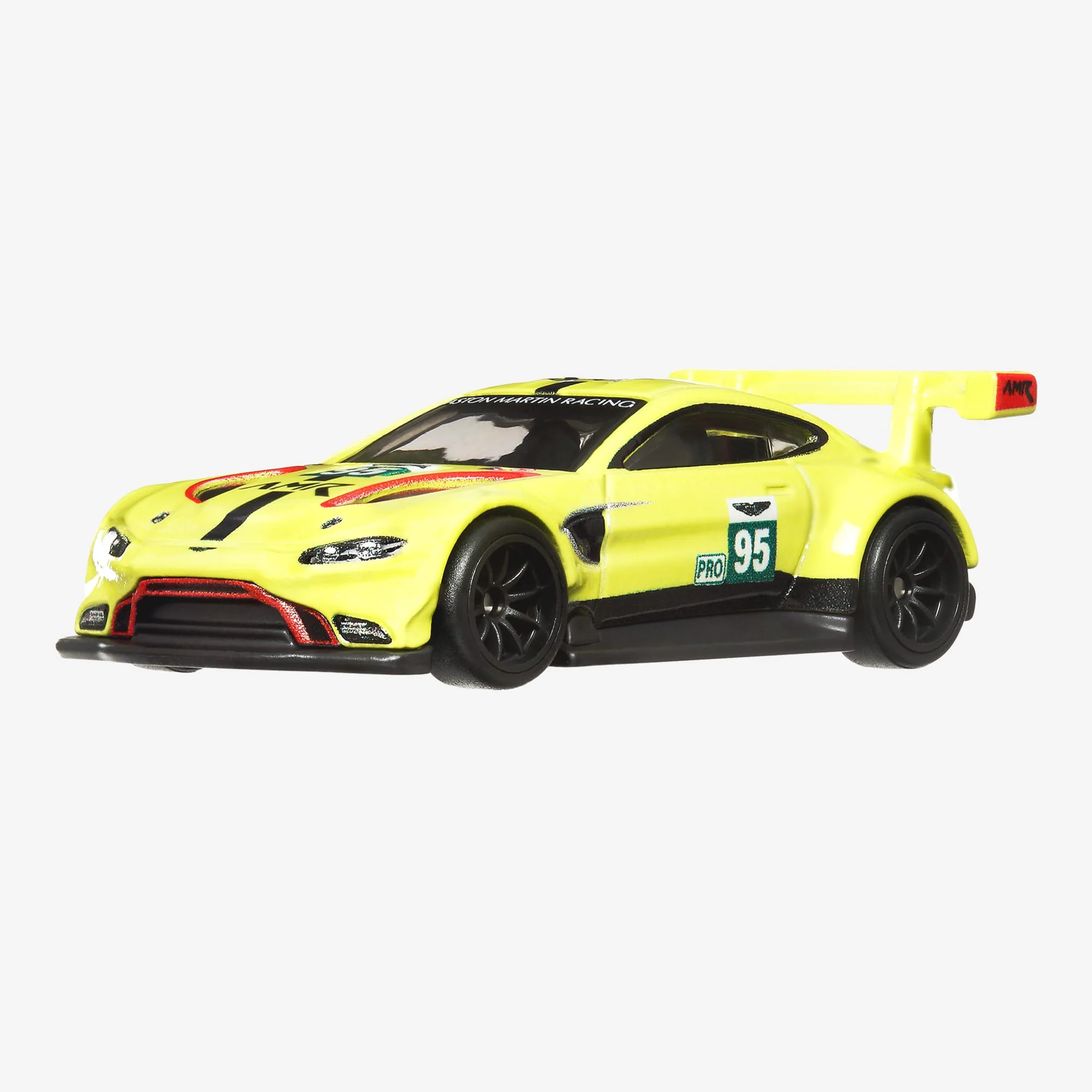 Model samochodu wyścigowego w kolorze żółtym z numerem 95 na boku i dużym tylnym spojlerem. Na masce widoczny jest napis \'ASTON MARTIN RACING\'.
