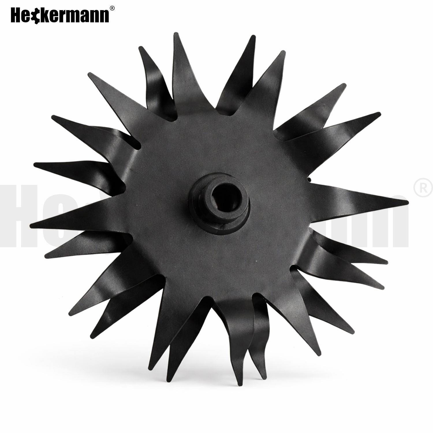 Czarny, metalowy element z ostrymi zębami, przypominający koło zębate. W lewym górnym rogu widoczne jest logo \'Heckermann\'.