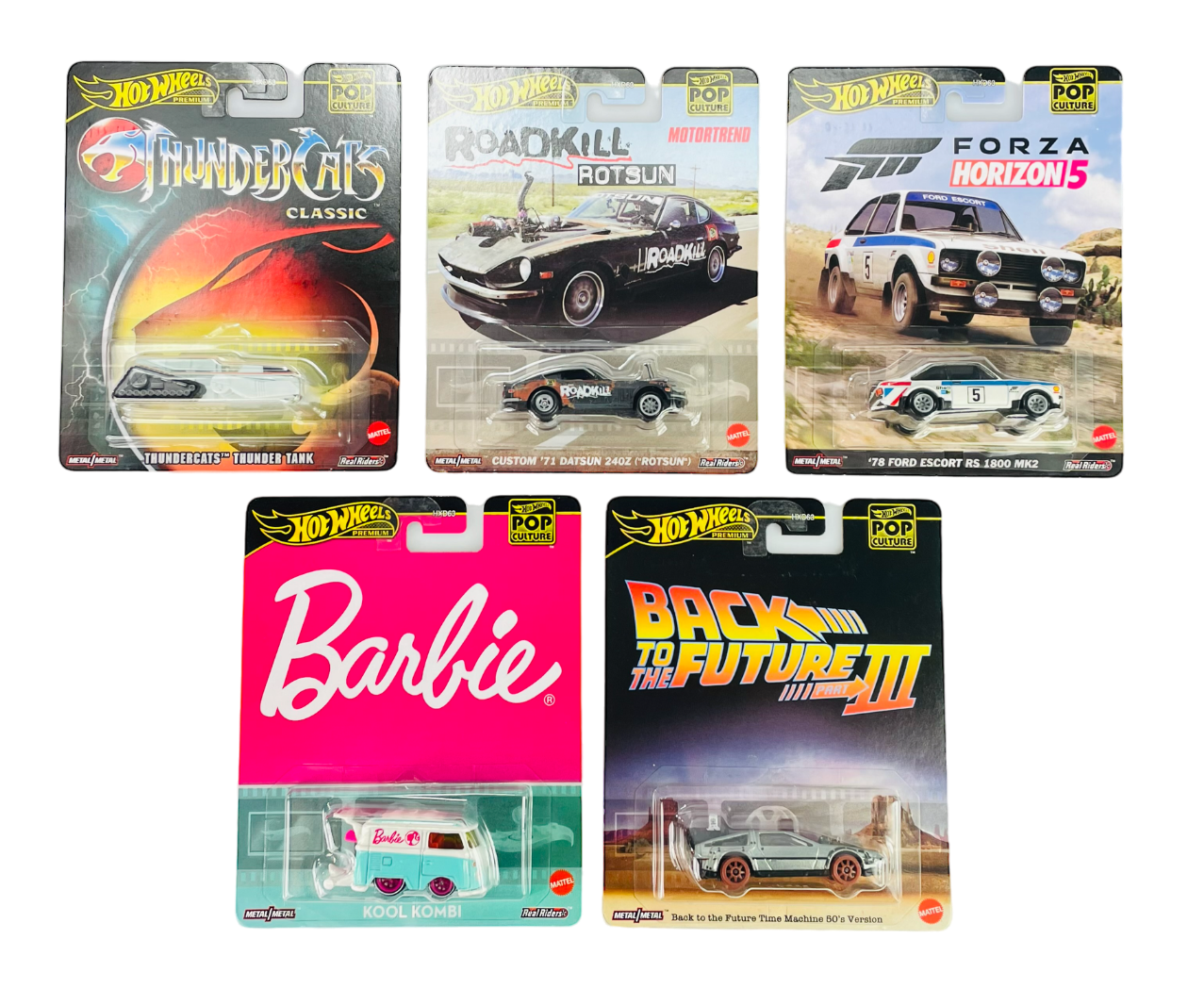 Zestaw pięciu modeli samochodów Hot Wheels Premium Pop Culture 2024, każdy w osobnym opakowaniu z grafiką tematyczną. Widoczne są modele: ThunderCats Thunder Tank, Custom \'71 Datsun 240Z \'Rotsun\', \'78 Ford Escort RS 1800 MK2, Barbie Kool Kombi, oraz Back to the Future Time Machine 80\'s Version.