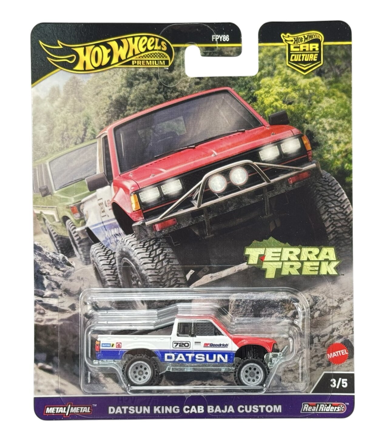 Opakowanie z modelem samochodu Hot Wheels Premium, przedstawiające czerwony pojazd terenowy na tle górzystego terenu. Na dole opakowania widnieje napis \'DATSUN KING CAB BAJA CUSTOM\'.