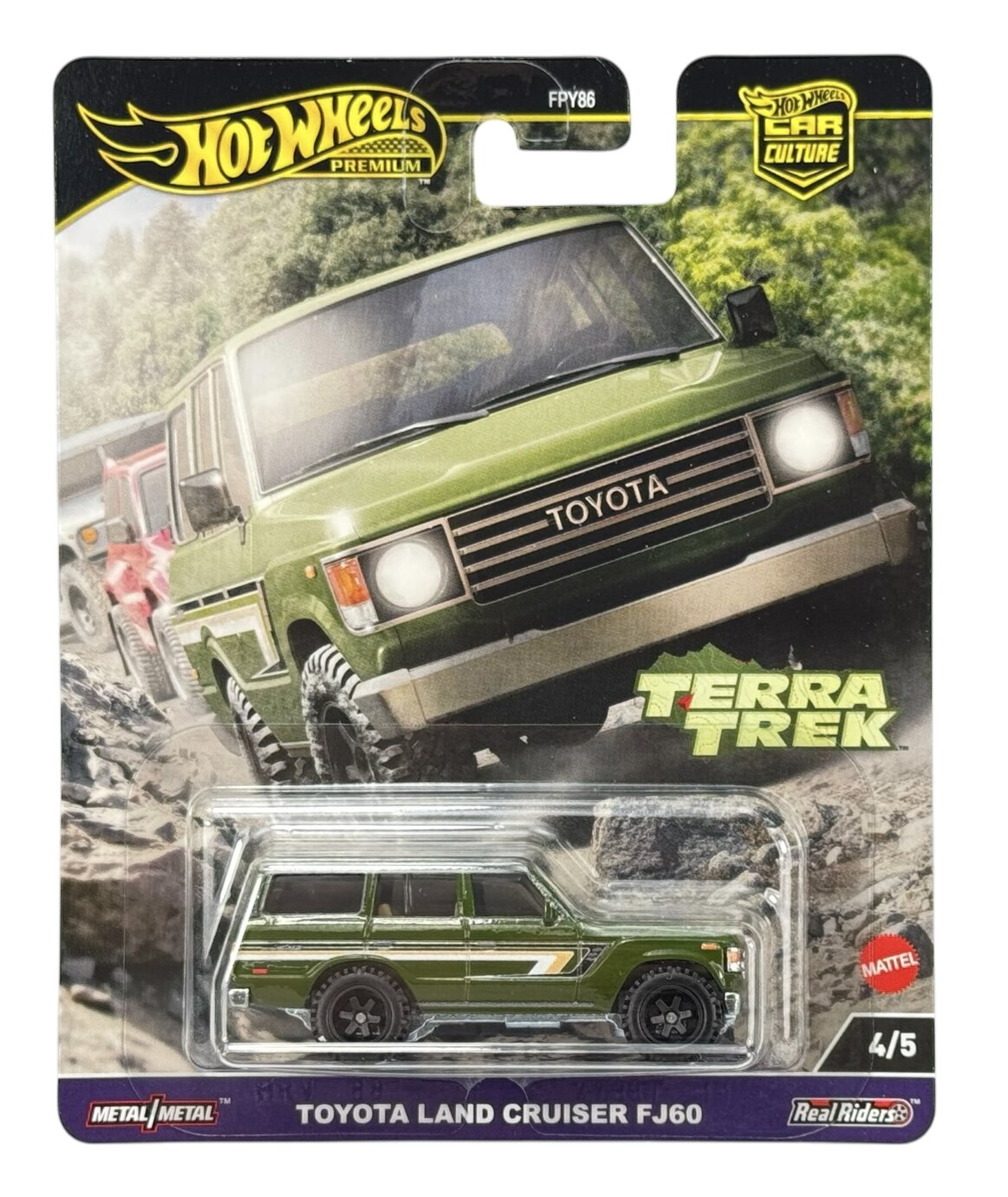 Opakowanie z modelem samochodu Hot Wheels Premium przedstawiające zielony pojazd terenowy Toyota Land Cruiser FJ60. Na opakowaniu widnieje napis \'Terra Trek\' oraz logo \'Hot Wheels\'.