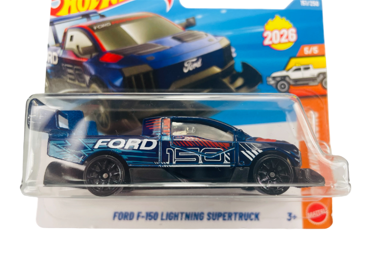 Model samochodu Hot Wheels przedstawia niebieski Ford F-150 Lightning Supertruck z białymi napisami \'FORD\' i \'150\' na boku. Opakowanie zawiera grafikę pojazdu oraz tekst \'2026\' i \'5/5\'.