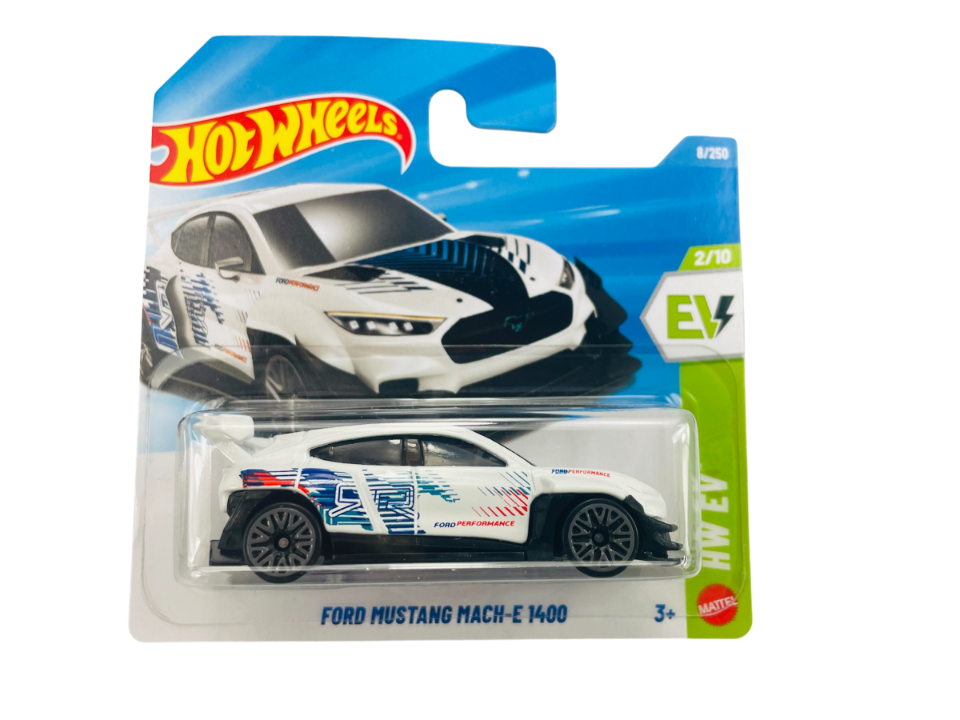 Opakowanie z modelem samochodu Hot Wheels przedstawiające biały Ford Mustang Mach-E 1400 z niebieskimi i czerwonymi detalami. Na opakowaniu widnieje napis \'FORD MUSTANG MACH-E 1400\' oraz logo Hot Wheels.